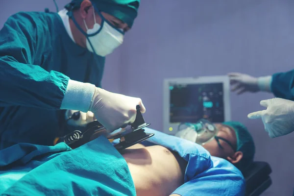 Ameliyathane Içinde Tıbbi Cerrahi Yaparken Bir Doktor Hemşire Hayatlarını Kurtarmak — Stok fotoğraf