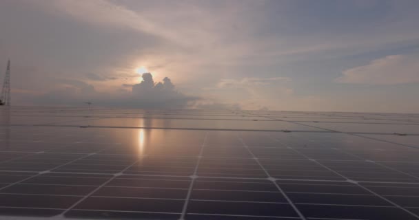 現代の太陽電池が近くで見られます 再生可能エネルギーのための太陽光パネルが設置されている 日没時のエネルギーの太陽光発電所パネル生態系の概念 — ストック動画