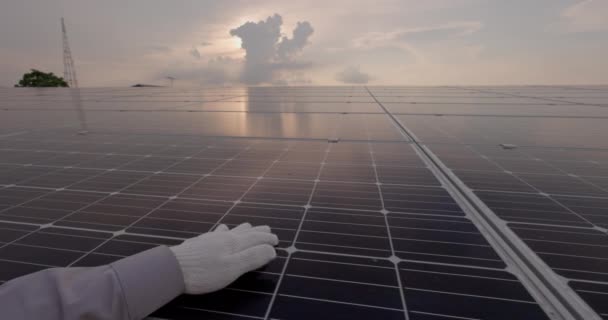 Mužská Ruka Zblízka Hladí Povrch Solárních Panelů Při Západu Slunce — Stock video