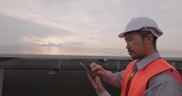 Mühendislerden Biri Tablet Ekranı Güneş Panelini Yakından Kontrol Ediyor Sert — Stok video