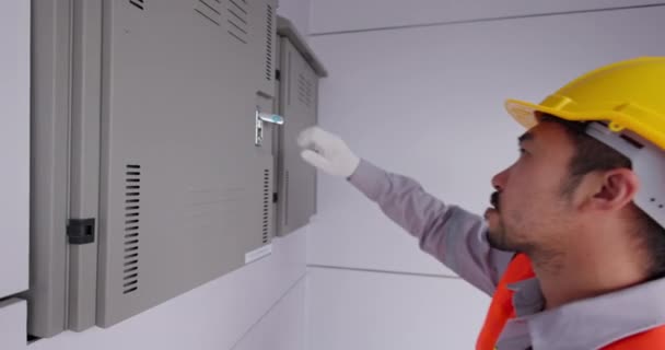 Los Electricistas Inspeccionan Las Manos Eléctricas Panel Control Control Del — Vídeo de stock