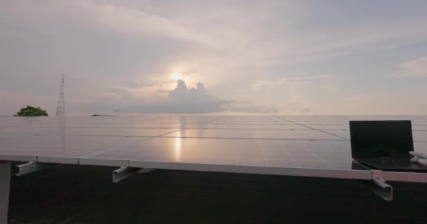 Mediante Uso Portátil Ingeniero Inspecciona Construcción Panel Células Solares Una — Vídeo de stock
