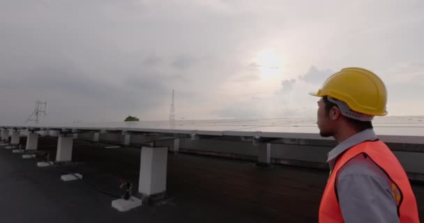 Asyalı Mühendisler Bir Enerji Santralinde Çatılarda Güneş Panellerini Inceliyor — Stok video