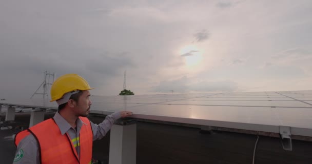 Asyalı Mühendisler Bir Enerji Santralinde Çatılarda Güneş Panellerini Inceliyor — Stok video