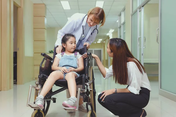 의사가 그녀를 아시아 소녀가 휠체어를 미소짓습니다 — 스톡 사진