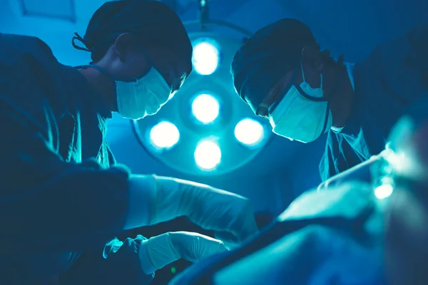 Операційній Кімнаті Лікар Або Медична Команда Проводить Хірургічну Процедуру — стокове фото