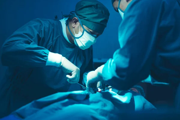 Bir Ameliyathanede Bir Doktor Tıbbi Ekip Cerrahi Bir Işlem Gerçekleştiriyor — Stok fotoğraf