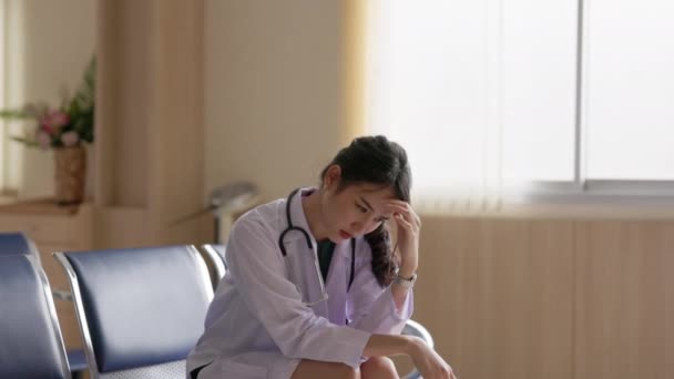 Ärztin Sitzt Beunruhigt Auf Stuhl Krankenhaus — Stockvideo
