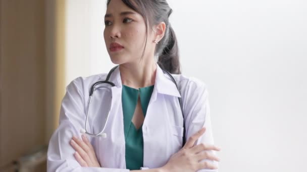 Γυναίκες Γιατρός Ανησυχεί Στέκεται Κοντά Στο Παράθυρο Στο Γραφείο Του — Αρχείο Βίντεο