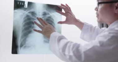 Hastanenin radyoloji bölümünde olgun bir erkek doktor ve genç bir kadın hasta göğüs röntgeni ve akciğer taraması yaptırıyorlar..
