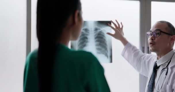 Reparto Radiologia Dell Ospedale Medico Maschio Maturo Una Giovane Paziente — Video Stock