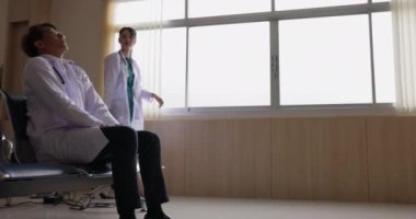 Erkek doktor endişeli. Arkadaşım Teselli Hastanesi 'nde bir sandalyede oturuyor..
