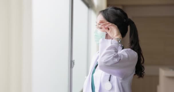 Doctor Está Preocupado Estar Pie Cerca Ventana Oficina Del Hospital — Vídeos de Stock
