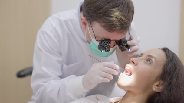 Eine Nahaufnahme Eines Stomatologen Mit Maske Einer Zahnklinik Behandelt Ein — Stockvideo