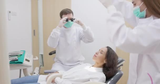 Zbliżenie Stomatologa Masce Klinice Dentystycznej Prywatny Dentysta Leczy Zęby Mężczyzna — Wideo stockowe