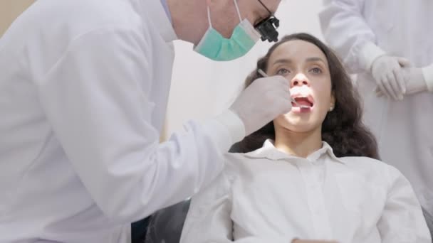 Primer Plano Estomatólogo Con Una Máscara Una Clínica Dental Dentista — Vídeos de Stock