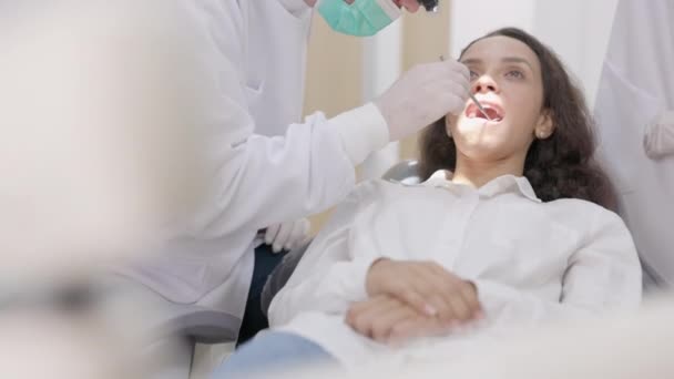 Close Estomatologista Usando Uma Máscara Uma Clínica Odontológica Dentista Particular — Vídeo de Stock