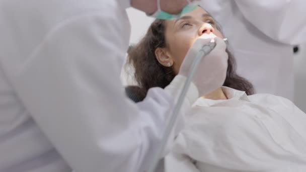 Close Estomatologista Usando Uma Máscara Uma Clínica Odontológica Dentista Particular — Vídeo de Stock