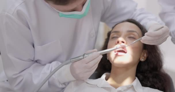 Close Estomatologista Usando Uma Máscara Uma Clínica Odontológica Dentista Particular — Vídeo de Stock