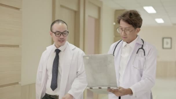 Dwóch Lekarzy Białych Fartuchach Rozmawia Używa Tabletu Komputerowego Podaje Dłonie — Wideo stockowe