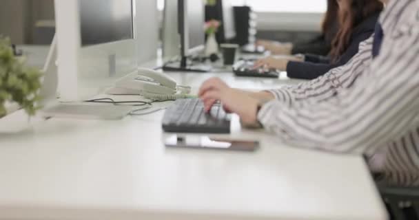 Mãos Teclado Computador Enquanto Trabalhava Uma Mesa — Vídeo de Stock