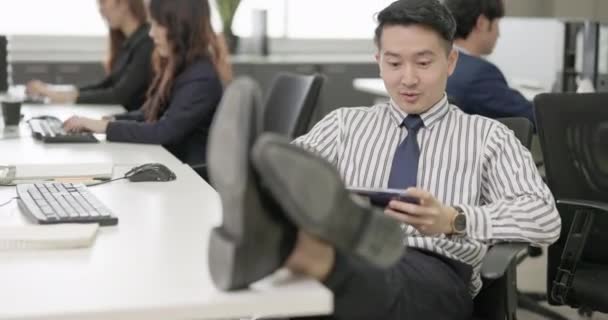 Trabalhando Uma Mesa Com Computador Jovem Com Senso Diversão Funcionários — Vídeo de Stock