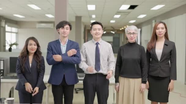Ofiste Mutlu Mesleki Çeşitlilikte Adamları Kendine Güvenen Bir Ekip Var — Stok video