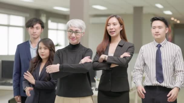 Berdiri Kantor Adalah Tim Profesional Yang Bahagia Beragam Ikatan Orang — Stok Video