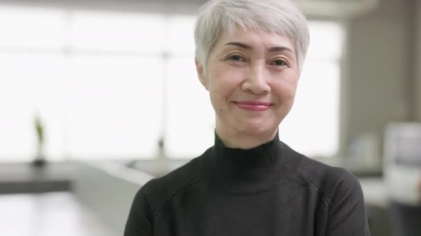 Şte Gülümseyen Orta Yaşlı Güzel Bir Kadın Kamera Standını Inceliyor — Stok video