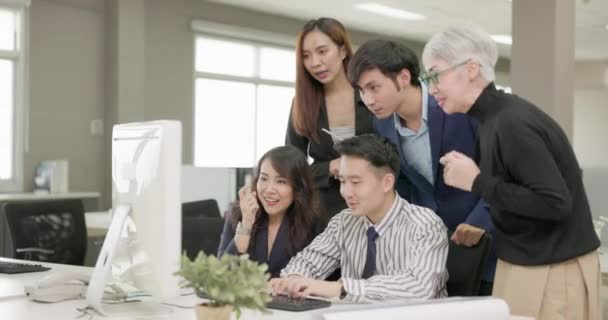 Gözlüklü Ofis Erkeği Bilgisayardan Iyi Haberler Duyuyor Meslektaşlarının Sarılıp Sallamasından — Stok video