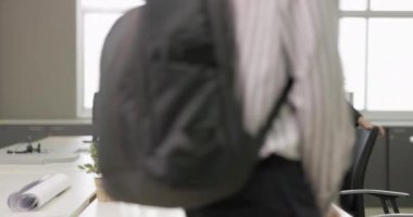 Güney Asyalı bir işadamı ülkeye girmeye çalışıyor. Ofis çalışanı işe geç kaldı ve bilgisayarda hızlı çalışması gerekiyor. 4k