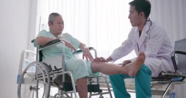 Hastanede, hastane koridorunda, genç bir doktor ve tekerlekli sandalyedeki yaşlı Asyalı bir hastayı umursuyor. Tıp alanında bir iş.