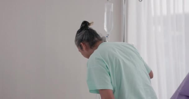 Больнице Пожилой Человек Сидит Кровати Пройти Медицинское Обследование Пройти Восстановительное — стоковое видео
