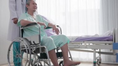 Hastanede, hastane koridorunda, genç bir doktor ve tekerlekli sandalyedeki yaşlı Asyalı bir hastayı umursuyor. Tıp alanında bir iş.