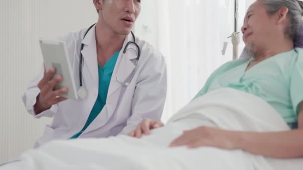 Hastane Koğuşu Nazik Bir Erkek Doktor Sağlık Kontrolü Sırasında Yatağında — Stok video