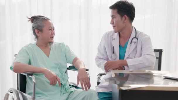 Ward Een Ziekenhuis Een Mannelijke Dokter Spreekt Met Een Oudere — Stockvideo