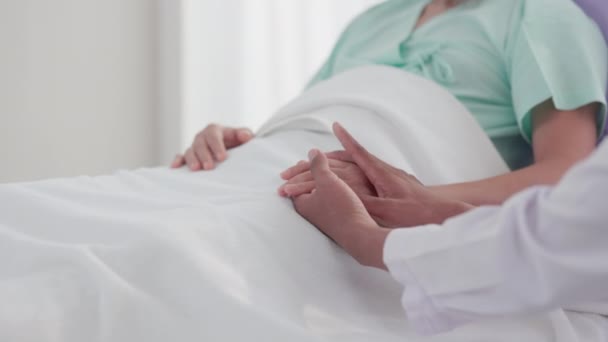 Hastane Koğuşu Nazik Bir Erkek Doktor Sağlık Kontrolü Sırasında Yatağında — Stok video