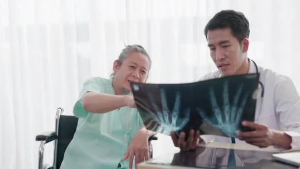 Ward Hospital Male Doctor Speaks Senior Man Shows Her Ray — Stock Video