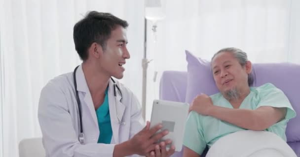 Ospedale Medico Sesso Maschile Parla Con Paziente Anziano Che Riposa — Video Stock