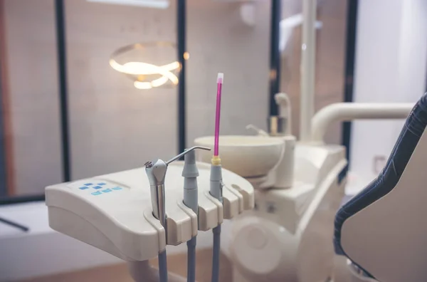 在牙科诊所 牙科诊所和医疗工具对牙医工具和设备进行近距离检查 — 图库照片