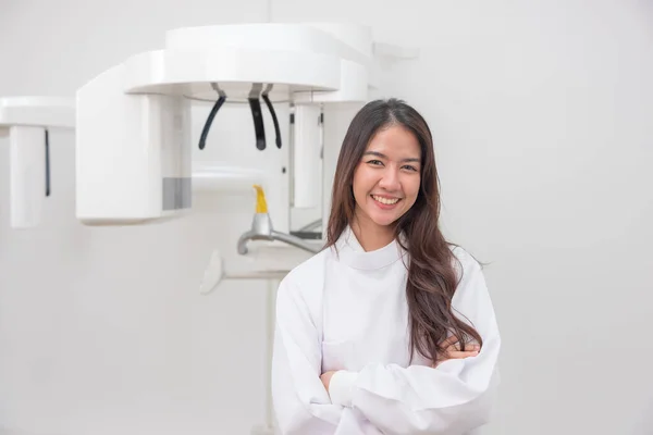 Ένα Ιατρικό Οδοντιατρείο Μια Όμορφη Χαμογελαστή Νεαρή Γιατρός Εργαζόμενος Στις — Φωτογραφία Αρχείου