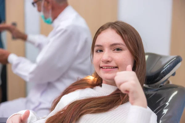 Kontrola Zębów Dentysty Lekarz Prowadzący Leczenie Stomatologiczne Kobiety Dziewczyny Gabinecie — Zdjęcie stockowe