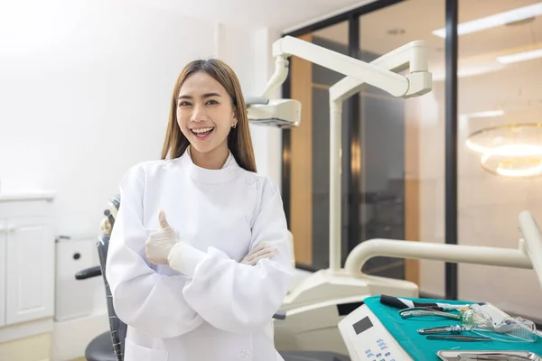 Zahnarzt Demonstriert Ein Kiefermodell Und Ein Zahnärztliches Instrument Die Vorstellung — Stockfoto