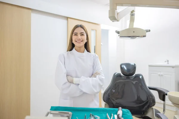 Tandläkare Som Visar Käkmodell Och Ett Dentalt Instrument Begreppet Munhygien — Stockfoto