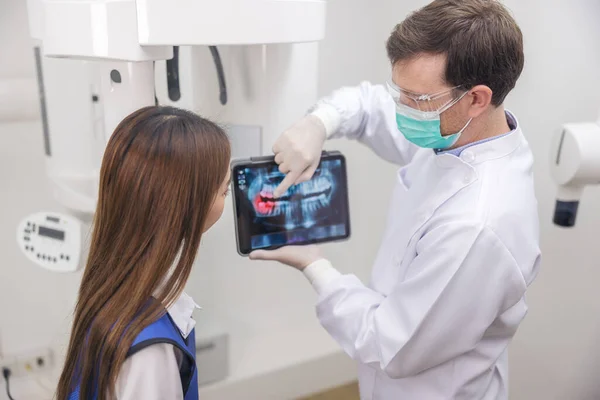 Bir Dişçi Hastanın Röntgenini Göstermek Için Tablet Kullanır — Stok fotoğraf