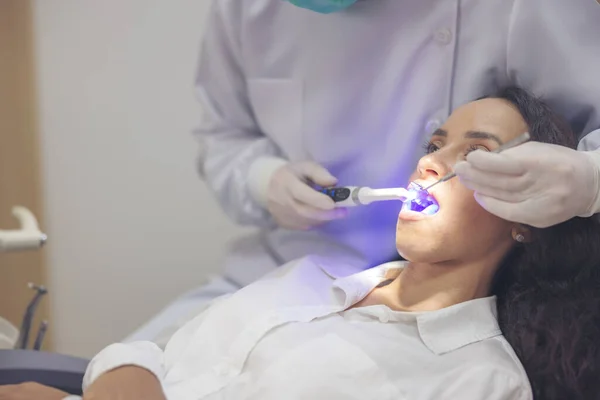 Kobieta Otrzymuje Badanie Stomatologiczne Gabinecie Dentystycznym — Zdjęcie stockowe