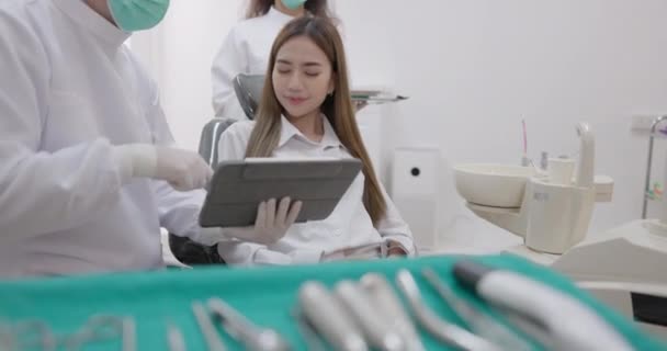 Longo Tablet Uma Paciente Conversa Com Dentista Sênior — Vídeo de Stock