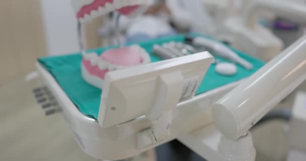 Gabinecie Dentystycznym Stole Znajduje Się Model Zębów Ortodontycznych Oraz Profesjonalne — Wideo stockowe