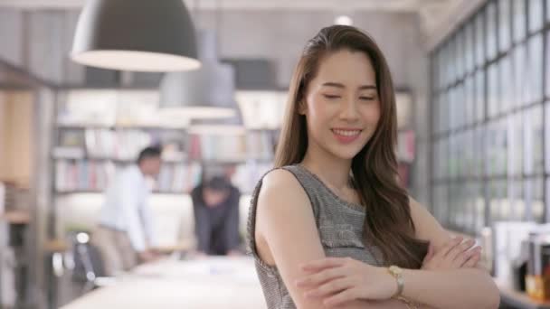 Profesyonel Olarak Yakından Güzel Gülümseyen Kendine Güvenen Genç Taylandlı Bir — Stok video