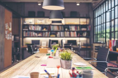 İş yerinde, bir masaüstü bilgisayarı, ofis malzemeleri, bir ev bitkisi ve edebiyatı olan şık bir çalışma alanı vardır. Masada çalışma kavramı. Modern bir ofis için iç tasarım